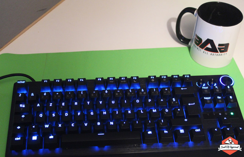 Le clavier Razer Huntsman V3 Pro TKL avec un mug aAa