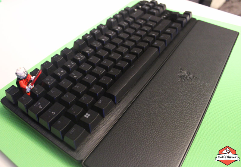 Le clavier Razer Huntsman V3 Pro TKL, vue en diagonale