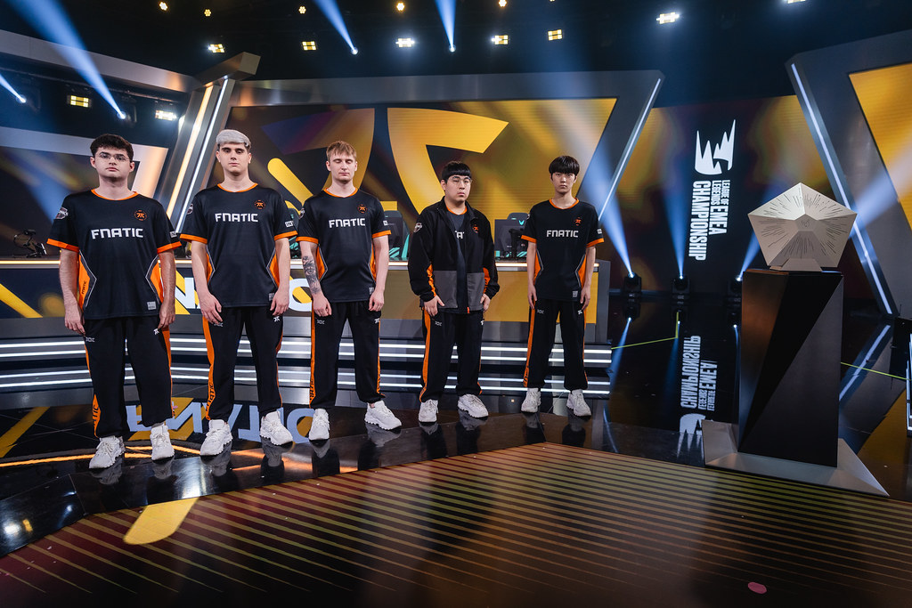 Les joueurs Fnatic aux studios du LEC