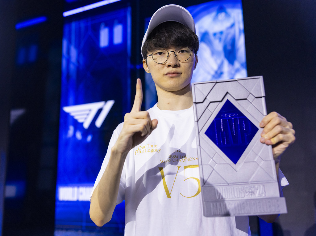 Faker et son trophée de MVP