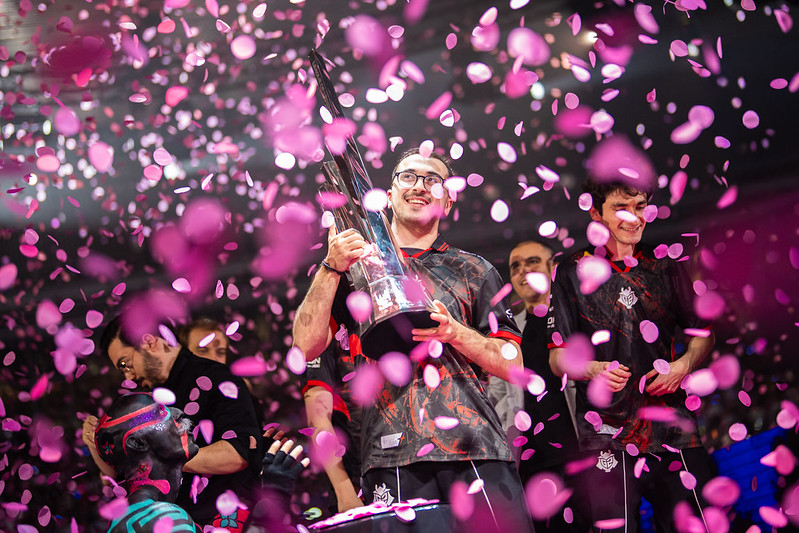 Skewmond soulevant le trophée du LEC Summer 2025