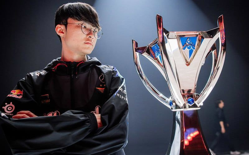 Faker, le regard porté vers le trophée des Worlds