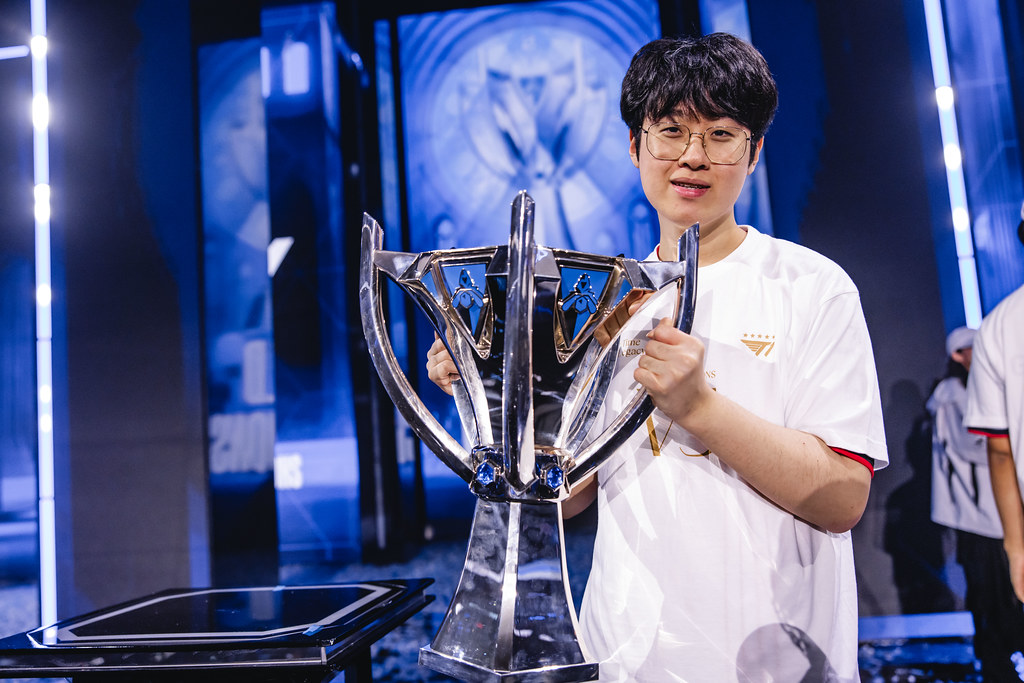 Zeus et le trophée des Worlds