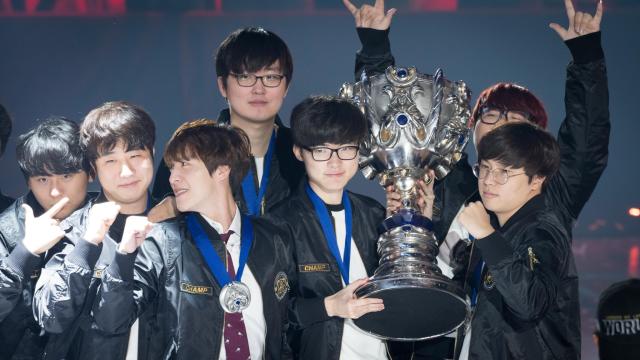 Faker, remportant les Worlds 2016